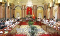 Wapres Viet Nam, Dang Thi Ngoc Thinh menerima delegasi orang-orang  yang berjasa dari Provinsi Vinh Long