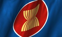 Upacara bendera  ASEAN  di Laos  sehubungan dengan peringatan ultah ke-51 berdirinya ASEAN