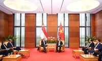 PM Nguyen Xuan Phuc  mengadakan pertemuan bilateral  dengan PM  Singapura, Li Hsien Loong