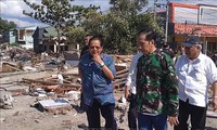 Gempa dan tusnami di Indonesia: Presiden Indonesia, Joko Widodo mengunjungi daerah yang terkana bencana