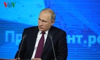 Presiden Rusia, Vladimir Putin memberikan penilaian tentang situasi Suriah, hubungan dengan Inggris dan sanksi-sanksi Barat