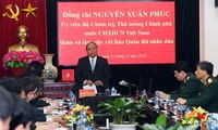 PM Viet Nam, Nguyen Xuan Phuc  melakukan kunjungan kerja  dengan Koran Quan Doi Nhan Dan