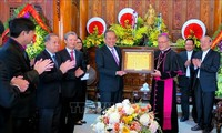 Pemimpin senior mengunjungi dan mengucapkan selamat  kepada warga Katolik sehubungan dengan Hari Natal  2018