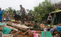 Indonesia mengungsikan puluhan ribu warga  karena bahaya terus terjadi tsunami