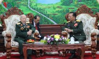 Menteri Pertahanan Laos menerima delegasi prajurit sukarela dan pakar Viet Nam di Laos