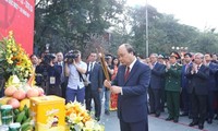 PM Viet Nam Nguyen Xuan Phuc  membakar dupa di Pesta memperingati HUT ke-230  Kemenangan Ngoc Hoi-Dong Da