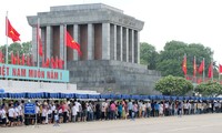 Puluhan ribu wisatawan berziarah kepada Mousolium Presiden Ho Chi Minh sehubungan dengan Hari Raya Tet