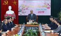 PM Viet Nam, Nguyen Xuan Phuc menyemangati aktivitas produksi dan bisnis di Kota Ha Noi dan Provinsi  Ninh Binh
