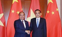 PM Viet Nam, Nguyen Xuan Phuc mengadakan pembicaraan dengan PM Tiongkok, Li Keqiang 