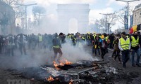 Demonstrasi yang dilakukan oleh faksi “Rompi kuning” di Perancis berubah menjadi  huru-hara