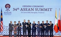 PM Nguyen Xuan Phuc  menghadiri acara pembukaan KTT ASEAN ke-34