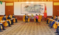 Ketua MN Nguyen Thi Kim Ngan mengadakan  pertemuan dengan  badan-badan usaha di Beijing