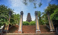 Pagoda Thien  Mu-pagoda yang suci di samping tepian sungai Huong