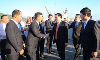 Deputi PM Vuong Dinh Hue mengunjungi pelabuhan Da Nang