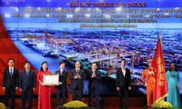 PM Nguyen Xuan Phuc menghadiri acara peringatan HUT ke-90 Hari Tradisi Buruh Pelabuhan Hai Phong