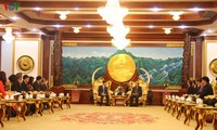 Sekjen, Presiden Laos, Bounnhang Vorachith menerima delegasi Kementerian Hukum Vietnam