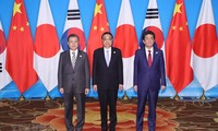 Para pemimpin Tiongkok, Republik Korea dan Jepang  mengadakan pembicaraan trilateral