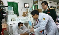 Deputi PM Vu Duc Dam memberikan bingkisan Hari Raya Tet  kepda para pasien