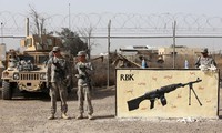 Pangkalan angkatan udara  Irak  tempat kedudukan serdadu-serdadu AS mendapat serangan dengan rudal