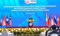 Upacara mengumumkan laporan  hasil  tahun ASEAN 2020: Solidaritas-kunci menuju sukses ASEAN