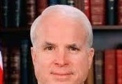 Le sénateur américain John McCain reçu par des dirigeants vietnamiens
