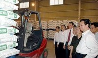 Le PM à la présentation des premiers produits de l’usine d’azote de Cà Mau