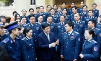 Le Président travaille avec les cadres de la Police maritime du Vietnam