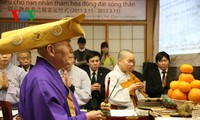 Les Vietnamiens prient pour les victimes du tsunami et du séisme au Japon