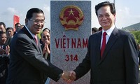 Installation de la borne frontalière terrestre 314 Vietnam-Cambodge 