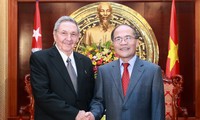 Nguyen Sinh Hung reçoit Raul Castro Ruz