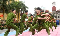 Tong Thi Phong reçoit des jeunes policiers exemplaires