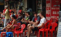La bière pression du vieux quartier de Hanoi et les étrangers