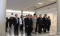 Nguyen Sinh Hung entame sa visite officielle en Pologne