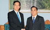 Entrevue des deux Premiers ministres vietnamien et laotien 