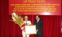 Les professeurs Vu Khieu et Phan Huy Le honorés pour leurs contributions à Hanoï 