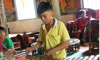 Des petits musiciens khmers à la pagoge des chauves-souris