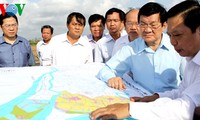 President Truong Tan Sang inspects sea dyke in Tien Giang province   