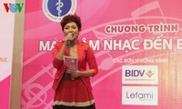 Singer Thai Thuy Linh brings music to hospitals