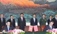 Vietnam-China sign 10 cooperative documents