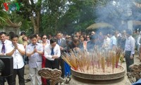 Overseas Vietnamese offer incenses at Hung Kings’ Temple