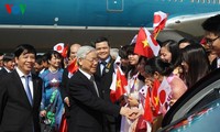 Party leader Nguyen Phu Trong meets Vietnamese Embassy staff and OVs in Japan