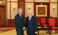 Party leader Nguyen Phu Trong receives Cuban Communist Party delegation