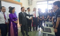 Presidente vietnamita visita a maestros y estudiantes de Universidad de Ciencias Sociales y Humanidades