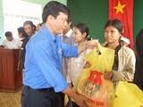 Tet gifts offered to ethnic minority and poor people