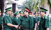 General Phung Quang Thanh works with military officials in Binh Dinh province