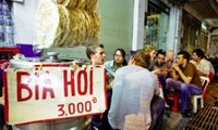 Draught beer of downtown Hanoi attracts foreign tourists