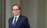 Francois Hollande visits Cuba