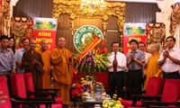 Buddhist monks, followers’ contributions to Hanoi praised 
