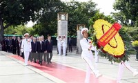 Leaders pay homage to President Ho Chi Minh, heroic martyrs