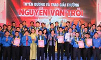 26 outstanding workers receive 2015 Nguyen Van Troi awards